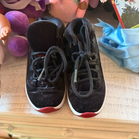 velvet low top 11's - Picture 1 of 3